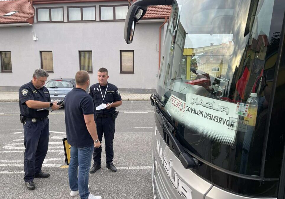 Siguran put do mora: policija pregledala autobus prije polaska učenika na Krk